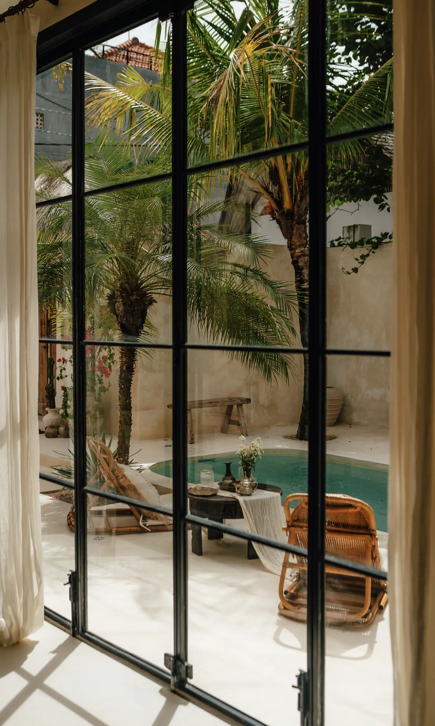 The green inner courtyard of the Quinta