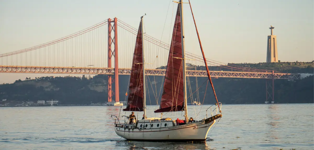 A sailing boat on the Tejo